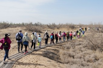 兴庆区黄沙古渡首届大漠黄河春季徒步大会活力开启