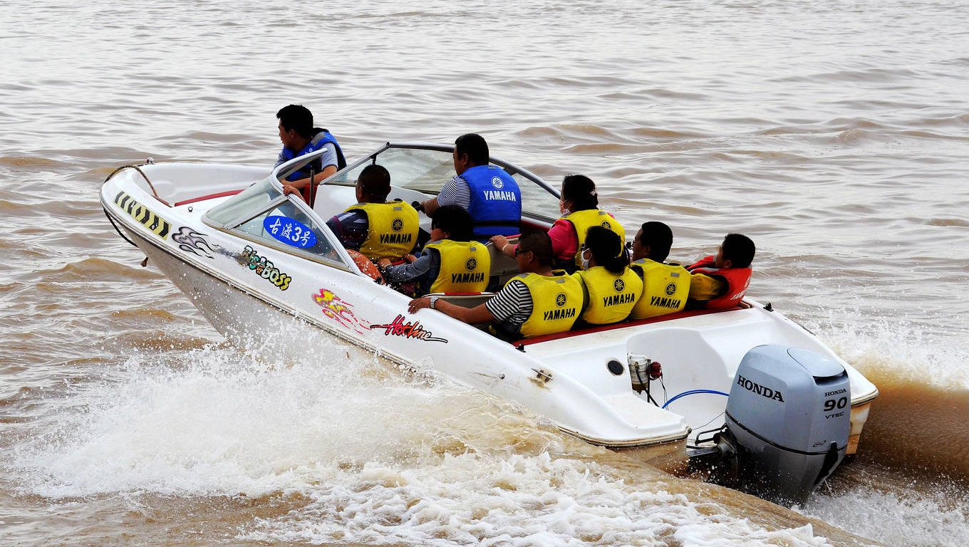 游艇冲浪 自由驰骋